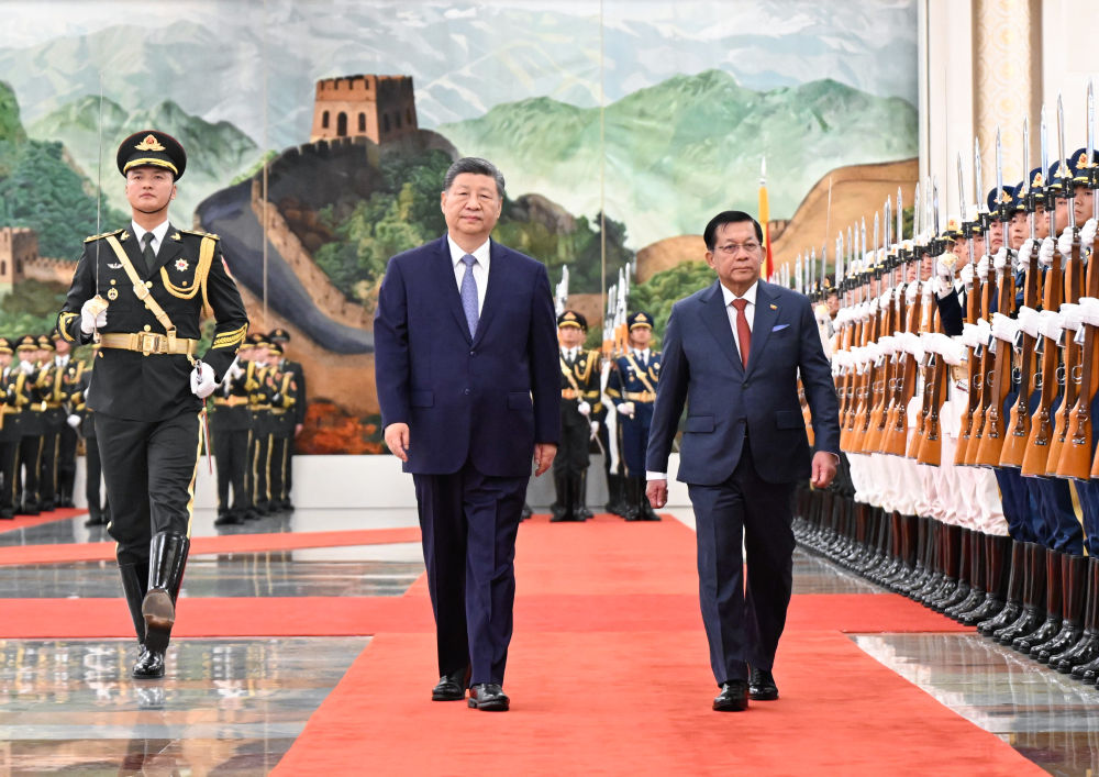 6月16日上午，国家主席习近平在北京人民大会堂同来华进行国事访问的缅甸总统敏昂莱举行会谈。这是会谈前，习近平在人民大会堂北大厅为敏昂莱举行欢迎仪式。新华社记者 申宏 摄