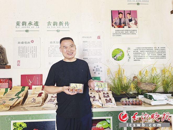 罗玉林展示用灰汤贡鸭蛋制作的皮蛋和盐蛋。长沙晚报全媒体记者 张禹 摄 罗玉林展示用灰汤贡鸭蛋制作的皮蛋和盐蛋。长沙晚报全媒体记者 张禹 摄