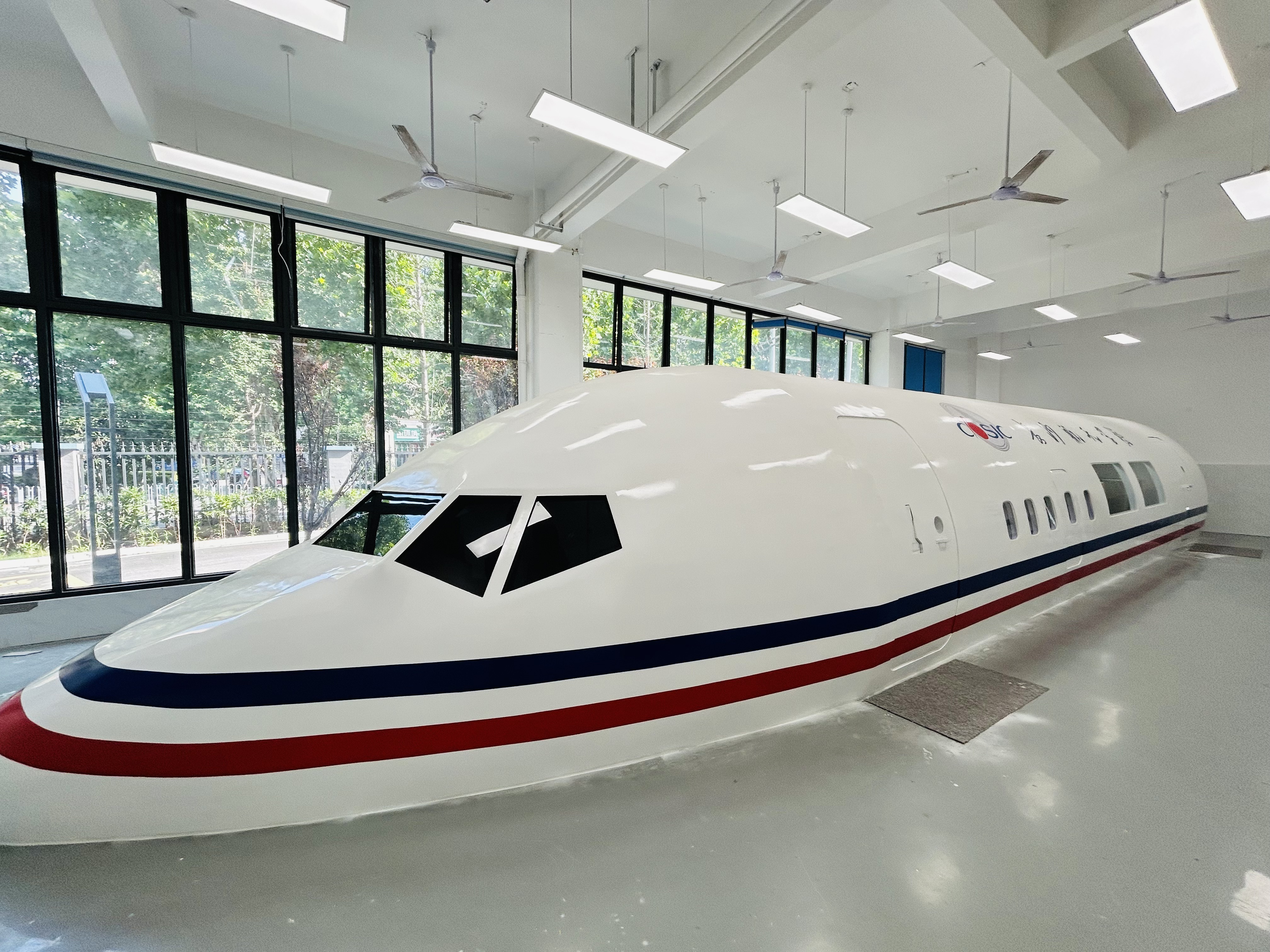 学校航空城轨专业实训室。