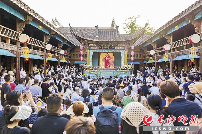 这个端午,长沙铜官窑国风乐园主打“沉浸式国风体验”,将传统民俗与实景演艺深度融合。图为古彩戏法吸引大量市民游客。长沙晚报通讯员 张纯 供图 这个端午,长沙铜官窑国风乐园主打“沉浸式国风体验”,将传统民俗与实景演艺深度融合。图为古彩戏法吸引大量市民游客。长沙晚报通讯员 张纯 供图