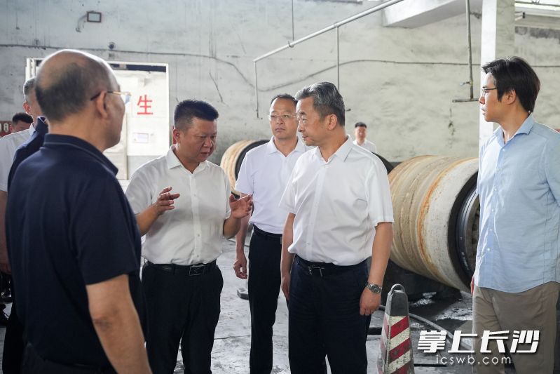 陈竞以“四不两直”方式暗访检查天虹金属材料有限公司。