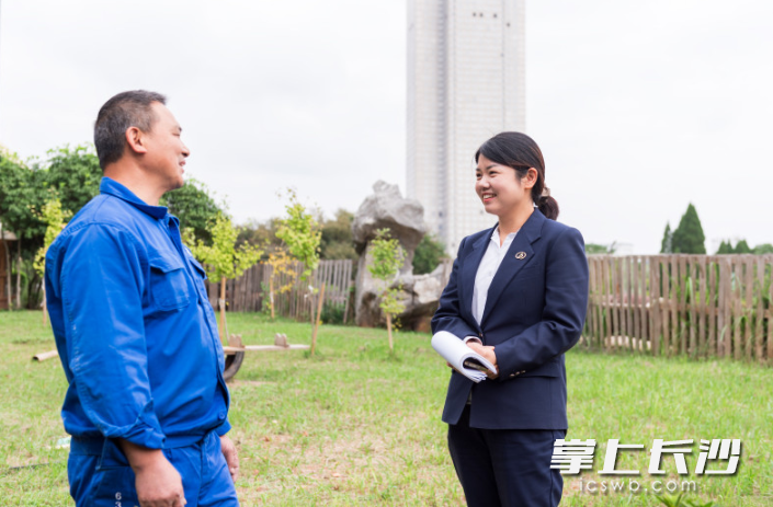 潘超（右）与职工亲切交流。刘思源 摄