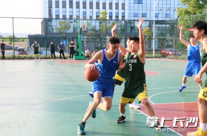 穗城职工在篮球场上挥洒汗水与热情。穗城工会供图