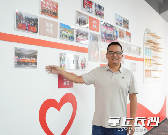刘德强在职工之家介绍工会情况。均为湖南顺丰速运有限公司供图