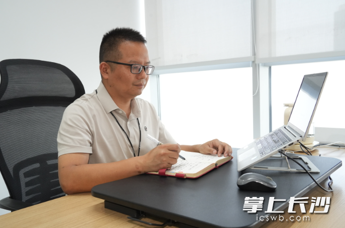 刘德强在整理员工心声。