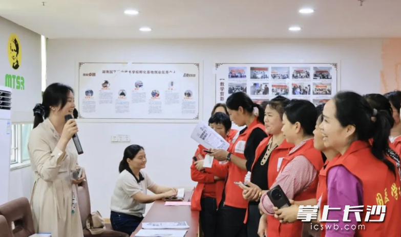 “一户一产业工人”培养工程初级养老护理员培训班现场招聘会现场。长沙县总工会供图