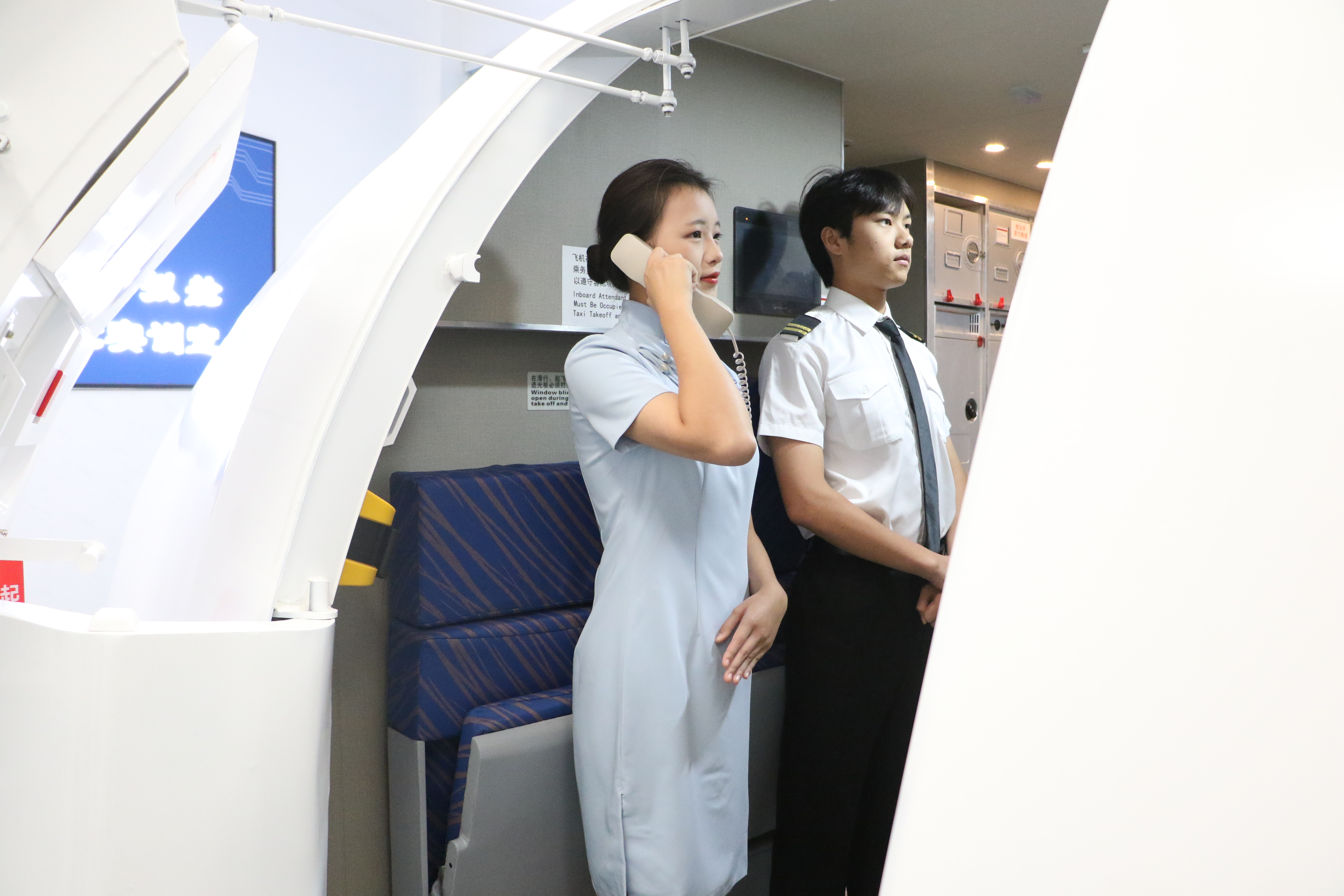 依托专业实训平台，航空服务专业学生系统练习民航服务实操技能。