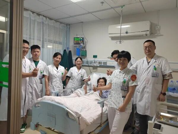 在中南大学湘雅医院帮扶队的指导救治下，湖南医药学院总医院肉毒素中毒患者康复出院。通讯员 摄