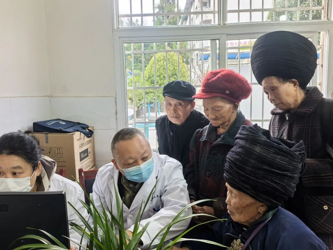 中南大学湘雅三医院范自力专家到凤凰县山江卫生院开展义诊活动。通讯员 摄