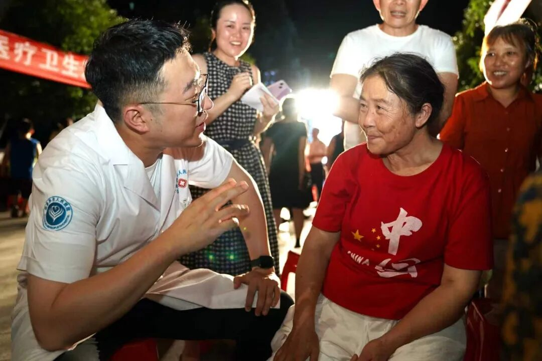 中南大学湘雅二医院联合张家界市人民医院“晚间流动门诊进小区”巡诊现场。通讯员 摄