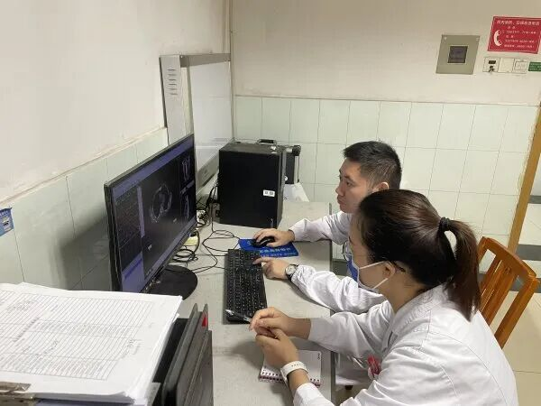 湖南省肿瘤医院放疗科马宏志医生“手把手”教学邵阳本地医生放疗靶区勾画。通讯员 摄