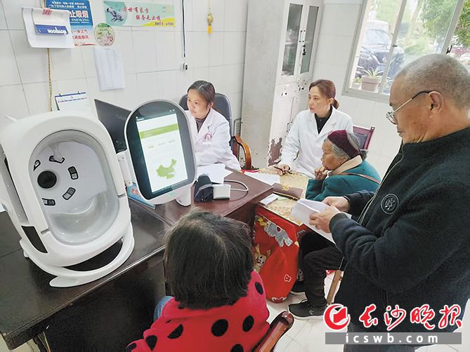 医护人员运用智慧眼的设备现场开展健康问诊与慢病筛查服务，把便捷医疗送到群众家门口。 均为企业供图