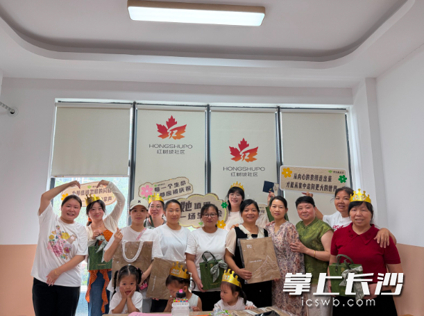集体生日会活动现场，红树坡社区志愿者们合影留念。