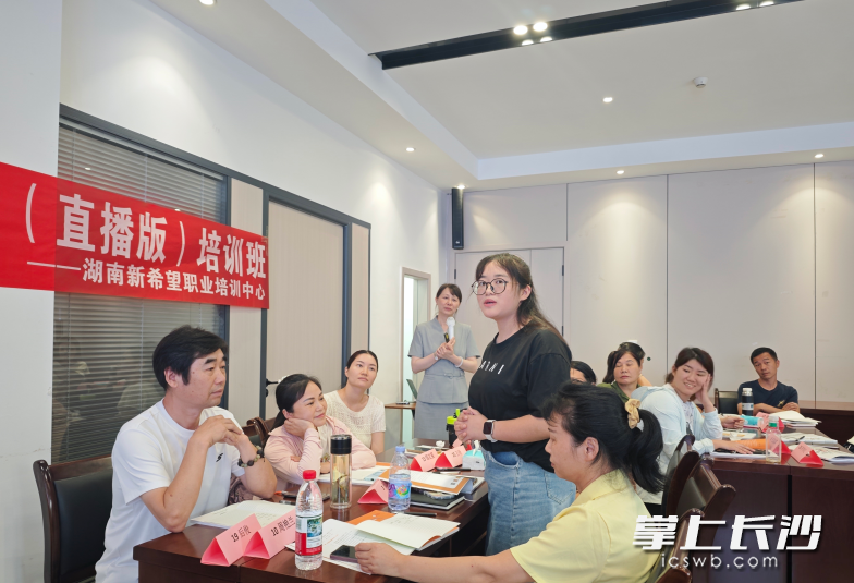 直播创业培训班现场。社区供图
