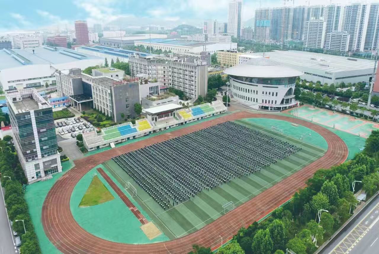 长沙高新技术工程学校美丽的校园全景。