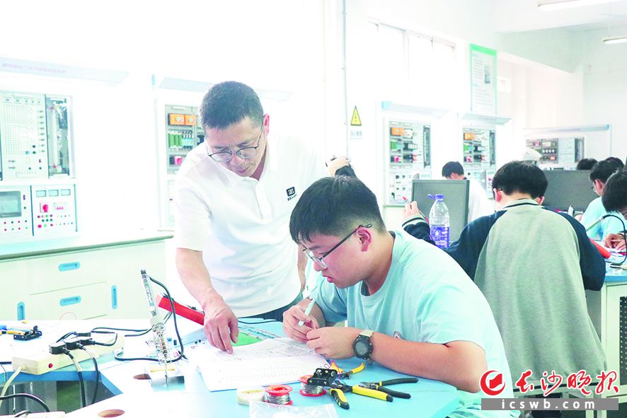 长沙汽车工业学校电工电子课堂，老师一对一辅导学生。