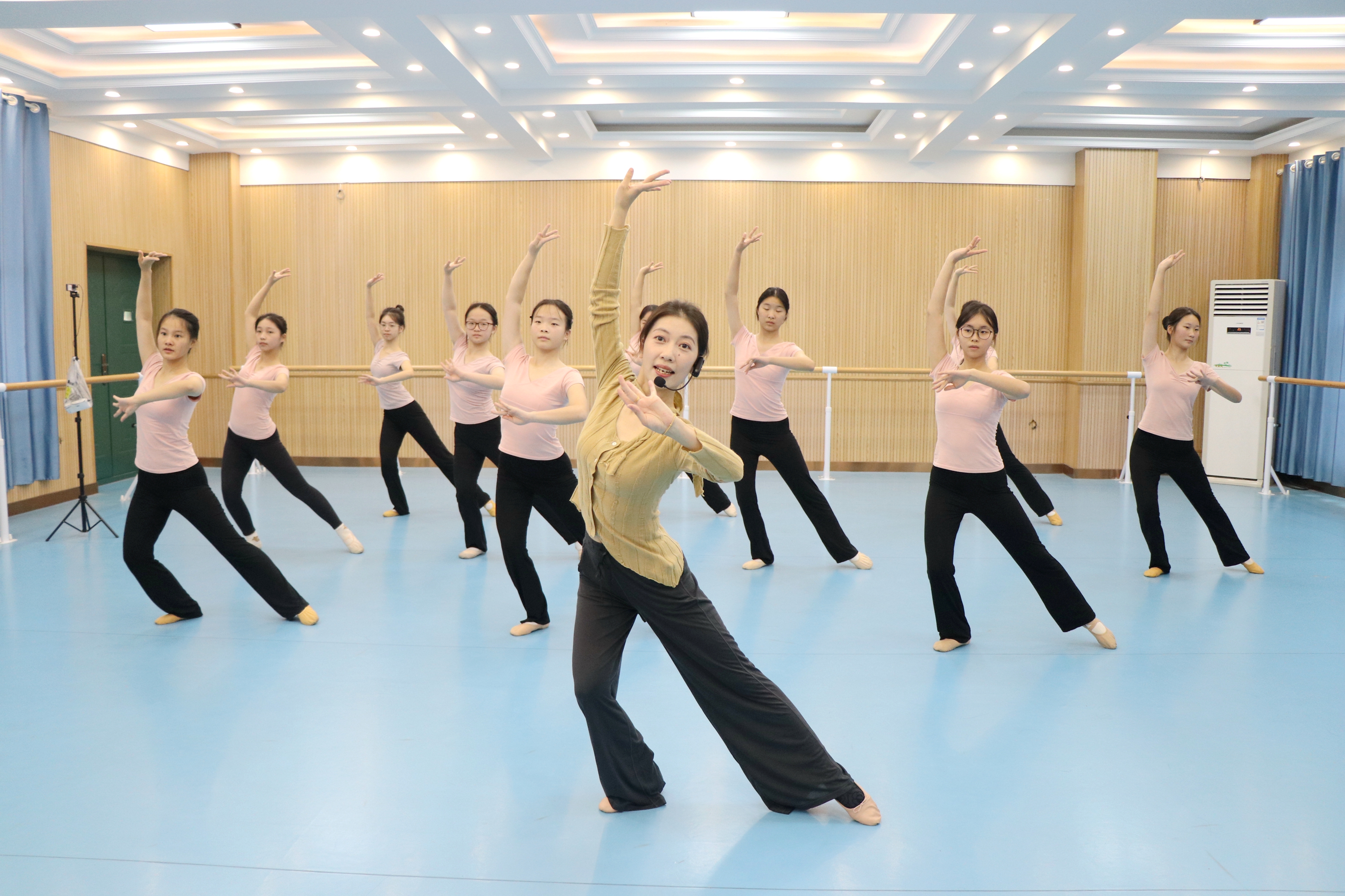 长沙汽车工业学校民族音乐与舞蹈专业，实行文化课 + 艺术专业课双轨同步教学。