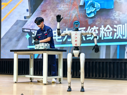 新能源汽车专业学生表演“蒙眼拆装发动机”技能。 新能源汽车专业学生表演“蒙眼拆装发动机”技能。