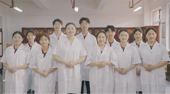 中药专业教师带领学生上实训课。 中药专业教师带领学生上实训课。