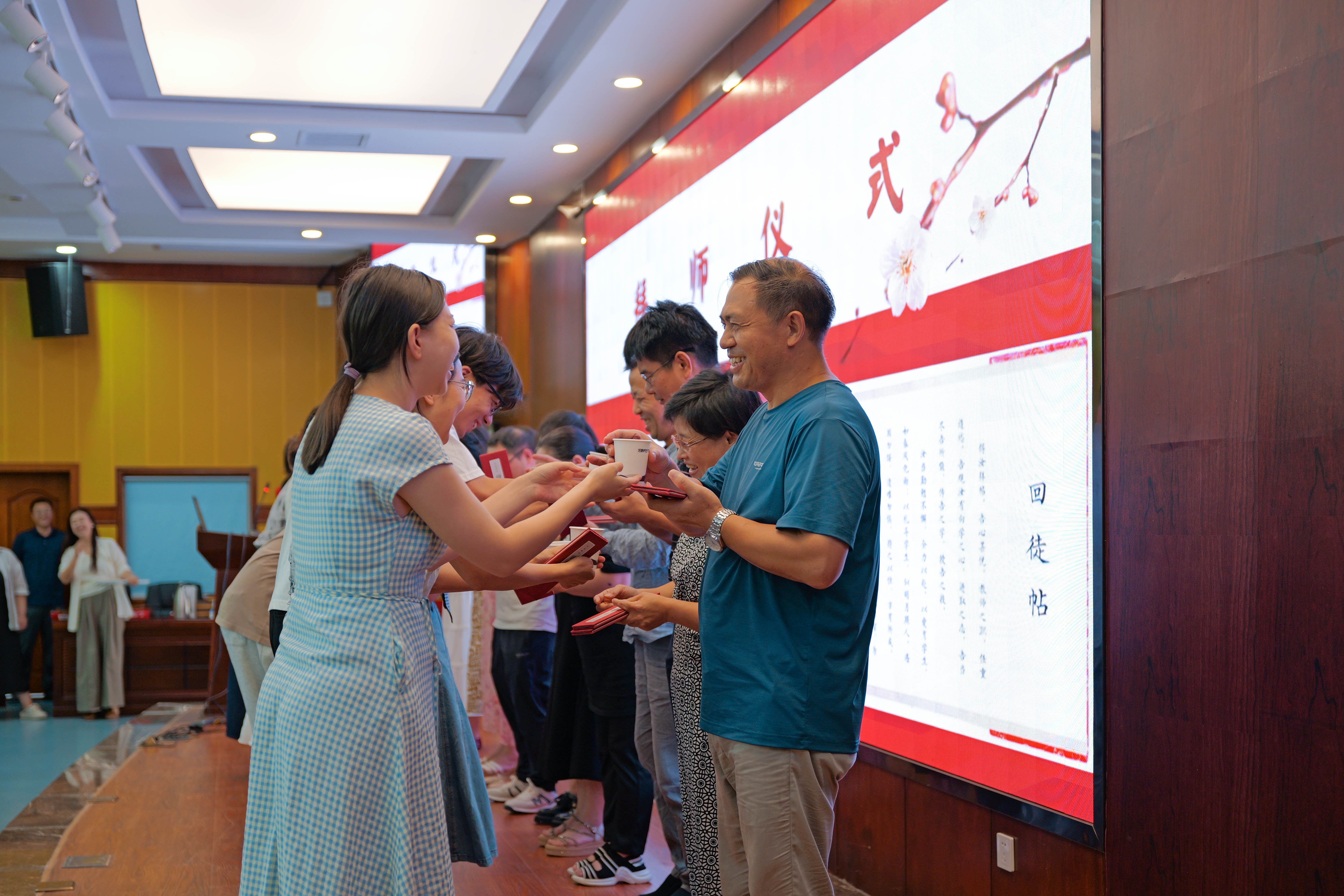 每年教师节，学校都会举行传统拜师礼，每位新入职教师都会迎来自己的“引路人”——一帖拜师帖、一杯清茶、一个鞠躬，青蓝相接的仪式虽简，背后却是课堂经验与敬业精神的传承。