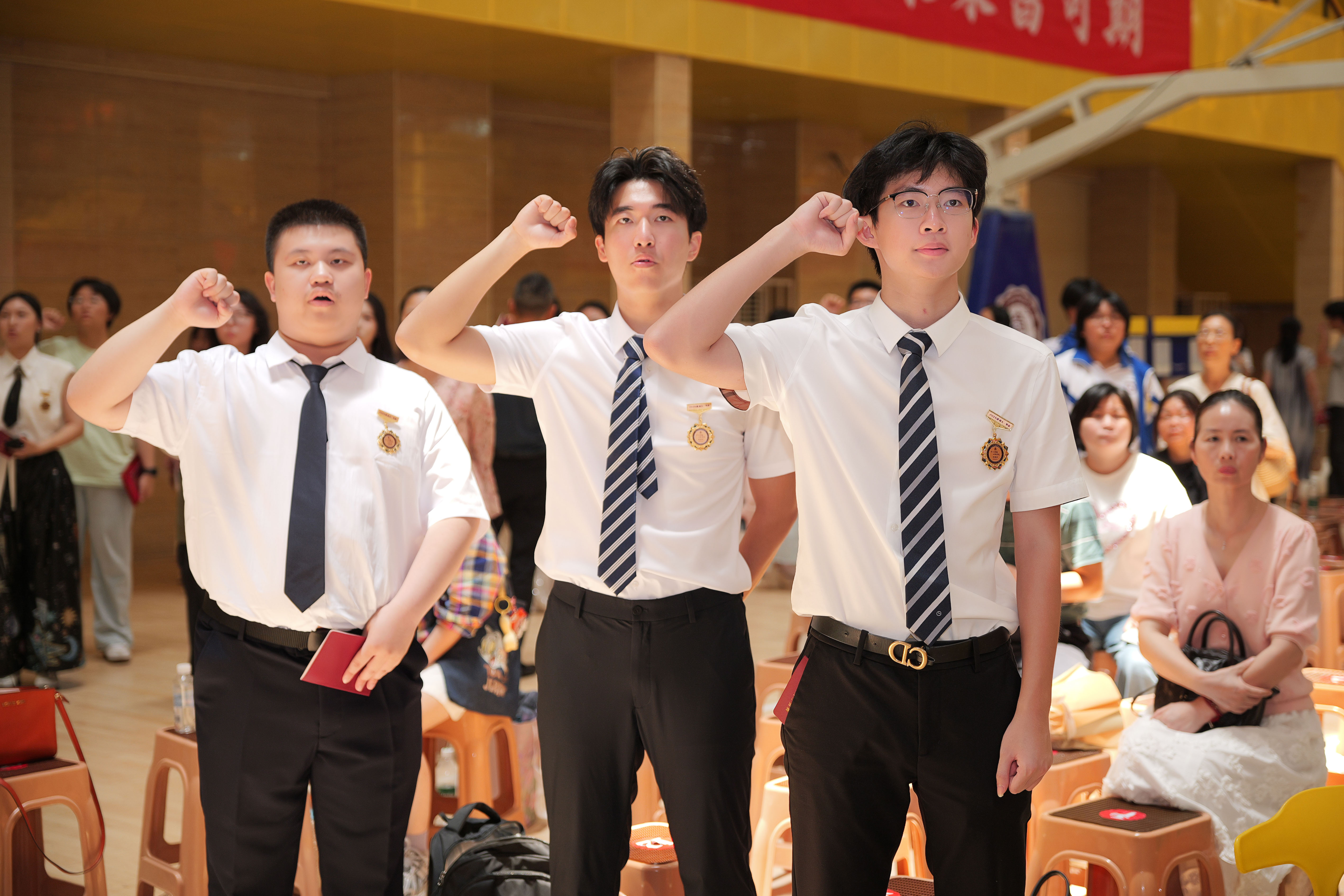 而最能代表“被珍视”的，是每年成人礼上镌刻着高三全体学子姓名的“千人姓名蛋糕”——这份仪式感，学校已连续送了五年。