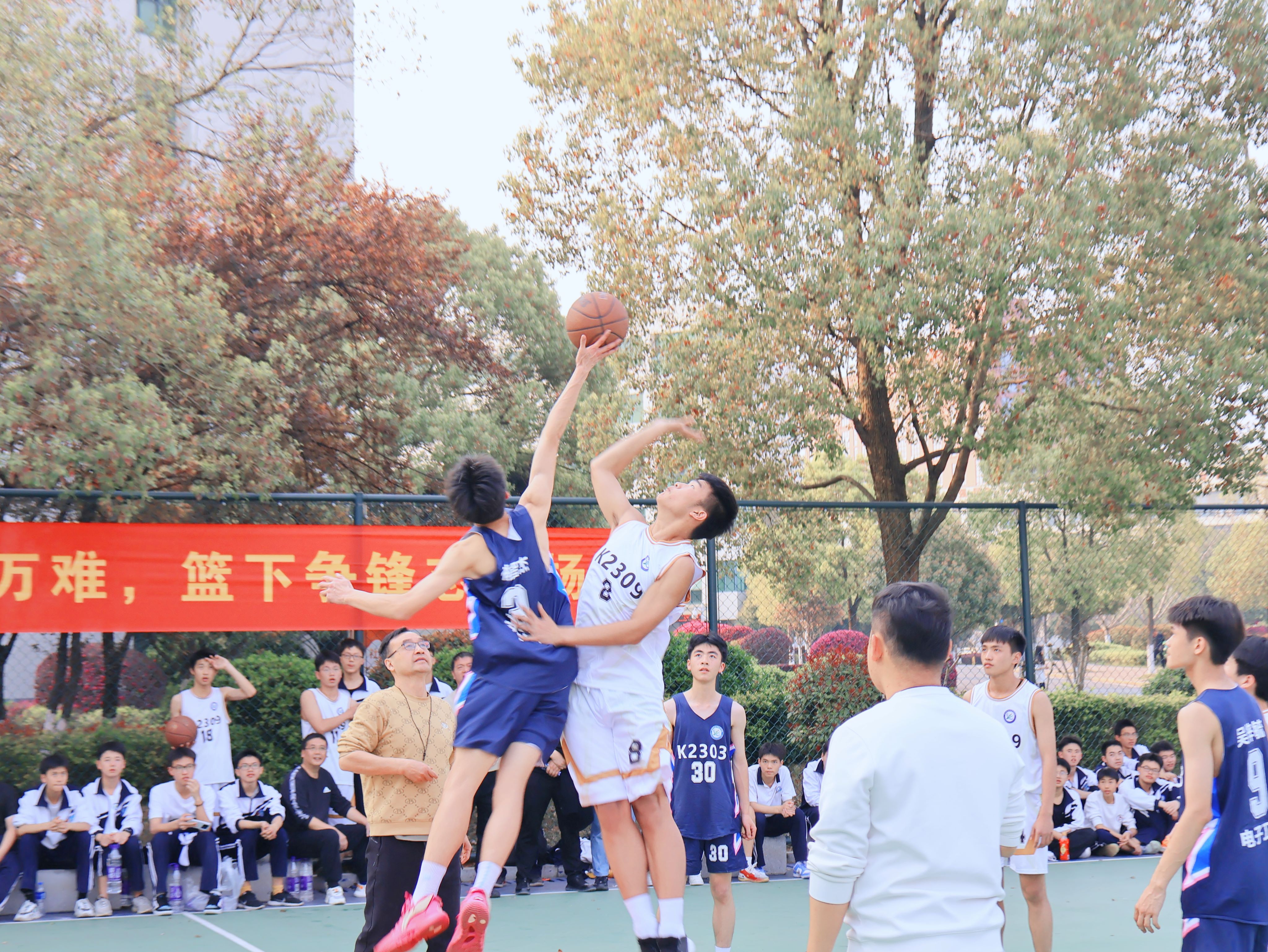 学校举办 “福湘杯” 篮球友谊赛，以体育赛事凝聚校园活力。