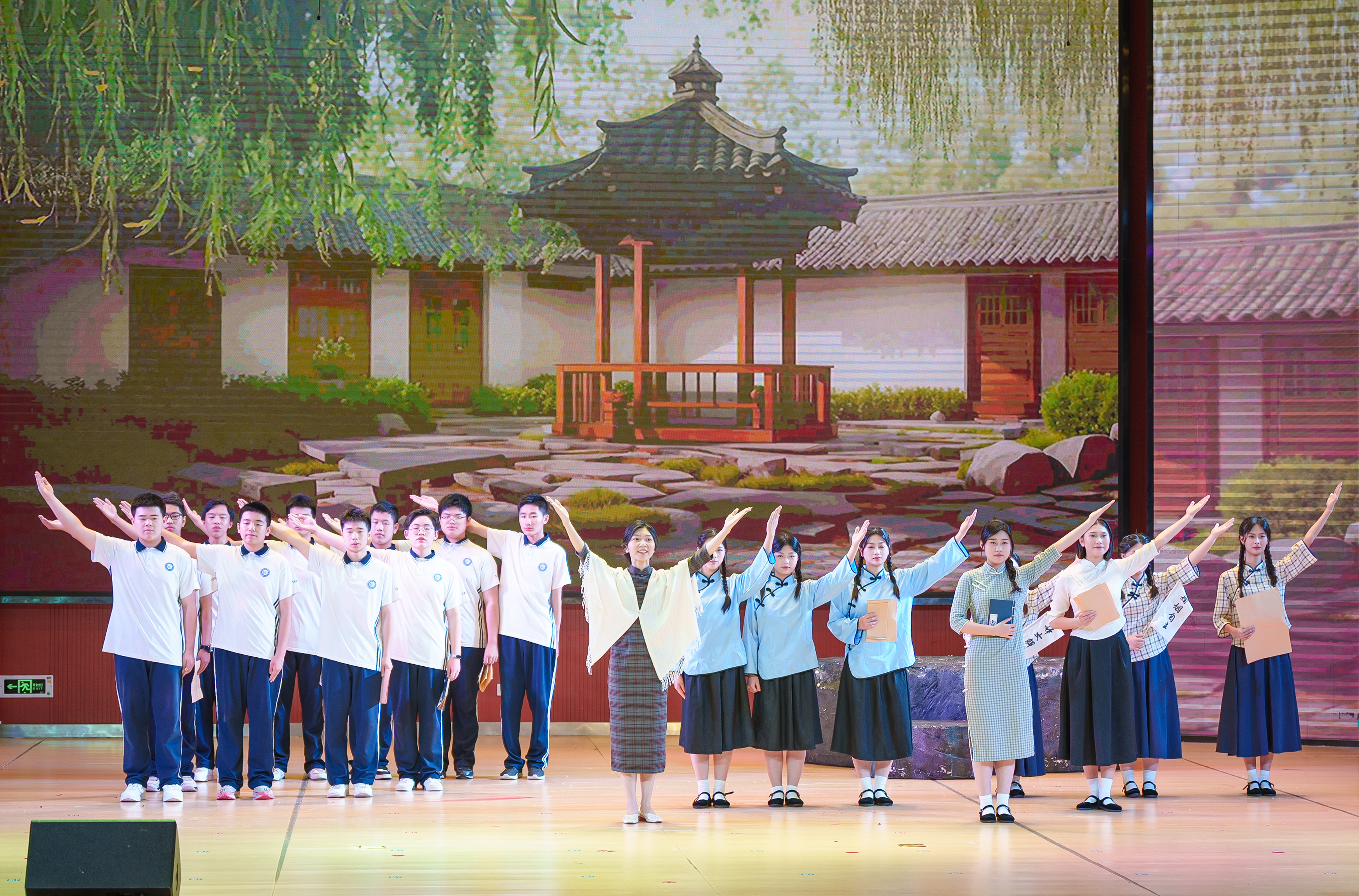 学校师生原创话剧《骄阳淑柳》登上市级文艺展演舞台，展现职校学子精神风貌。