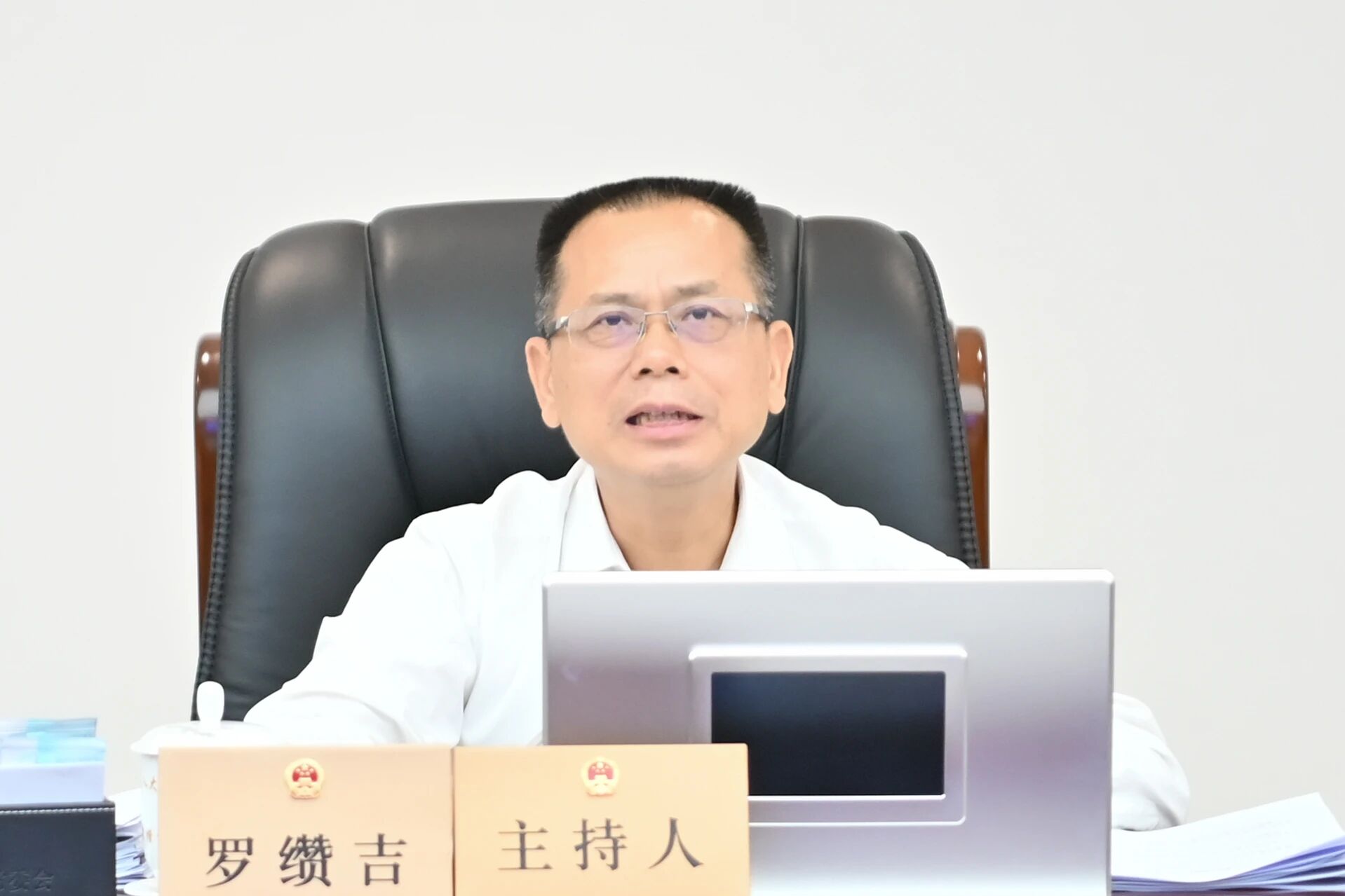 市人大常委会党组书记、主任罗缵吉讲话。 市人大常委会党组书记、主任罗缵吉讲话。