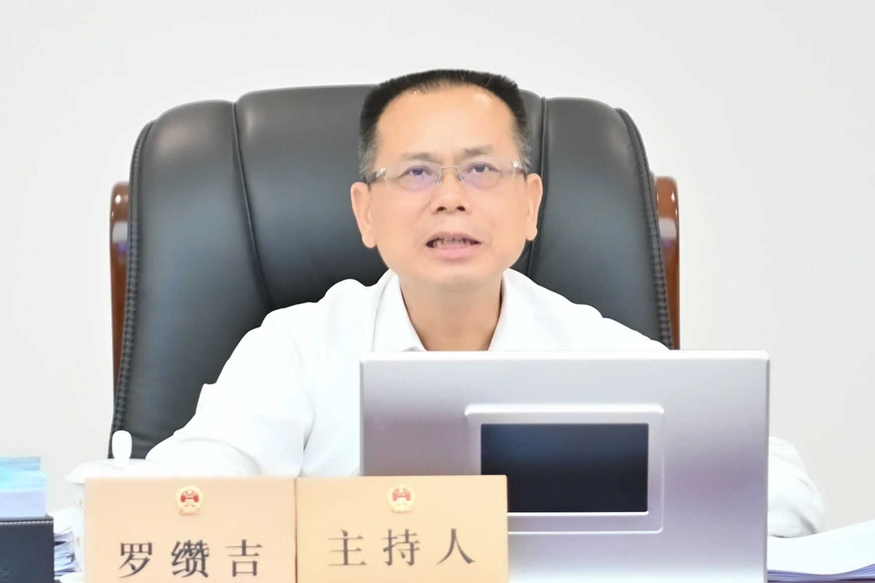 市人大常委会党组书记、主任罗缵吉讲话。