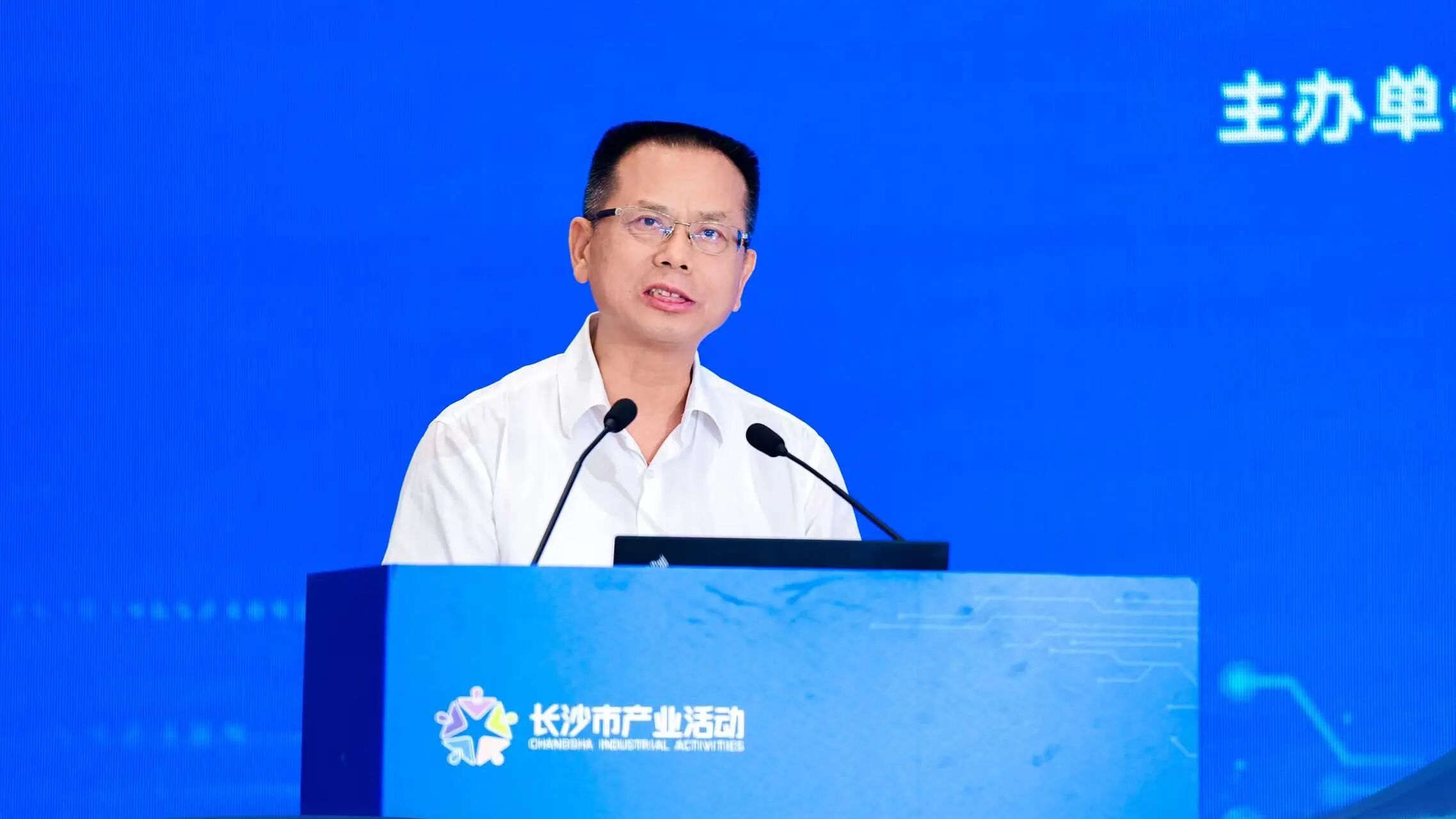 市人大常委会党组书记、主任,市先进计算产业链链长罗缵吉出席并讲话。 市人大常委会党组书记、主任,市先进计算产业链链长罗缵吉出席并讲话。