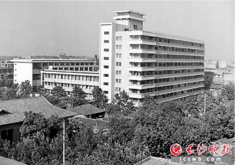 1961年竣工的湖南宾馆，主楼九层，是当时的“湖南第一高楼”。