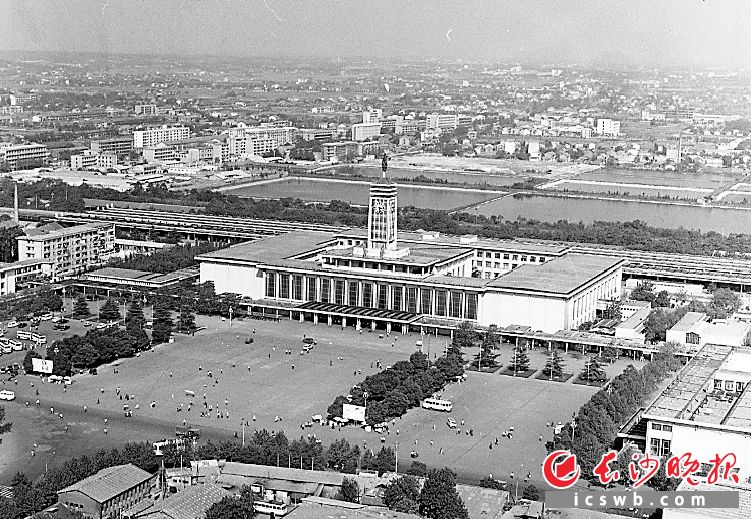 1986年8月航拍的火车站，东边还没有比火车站钟楼高的建筑。