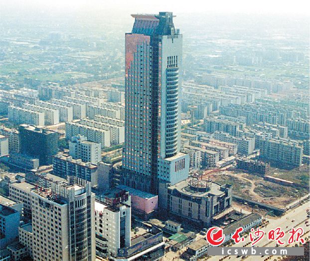 2000年代建成的荷花园电信大楼，位于东二环，以218米的高度成为长沙首座突破200米的楼宇。 除署名外，均为长沙晚报历史资料图片