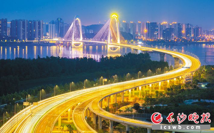 2025年4月28日,兴联路大桥正式通车试运行。傍晚,大桥灯光璀璨,成为湘江上亮丽的风景。 长沙晚报全媒体记者 邹麟 摄 2025年4月28日,兴联路大桥正式通车试运行。傍晚,大桥灯光璀璨,成为湘江上亮丽的风景。 长沙晚报全媒体记者 邹麟 摄