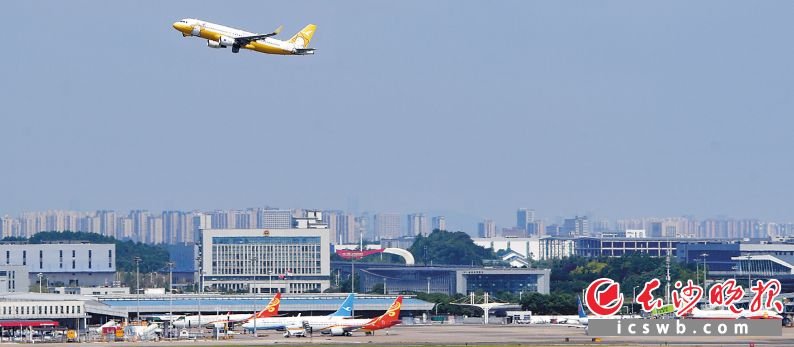 如今的黄花机场航线覆盖130余个国内外城市，2024年旅客吞吐量突破3000万人次。37年砥砺奋进，黄花机场完成从地方支线机场到国家级区域航空枢纽的华丽转身。长沙晚报全媒体记者 王志伟 摄