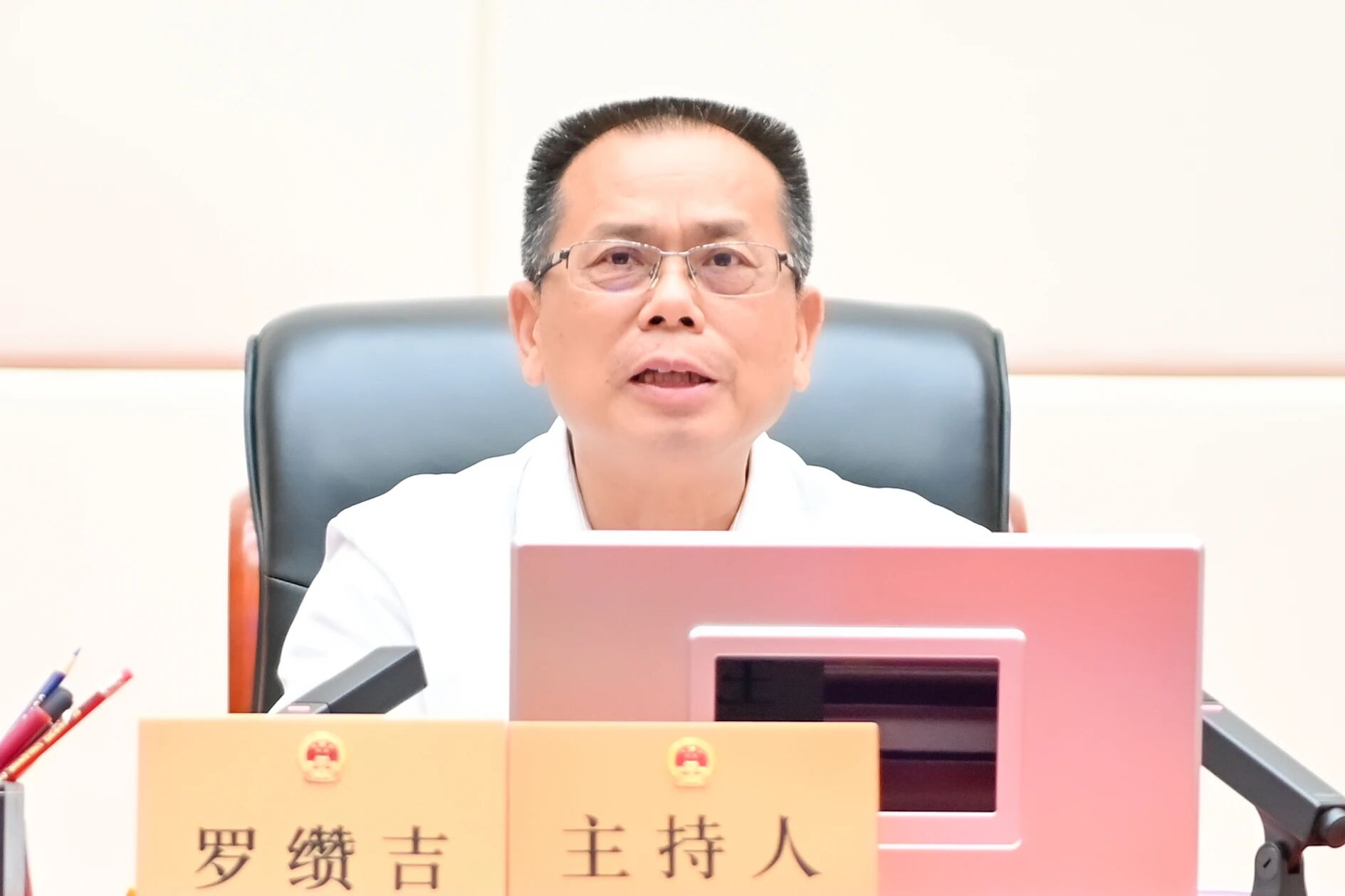 市人大常委会党组书记、主任罗缵吉讲话。