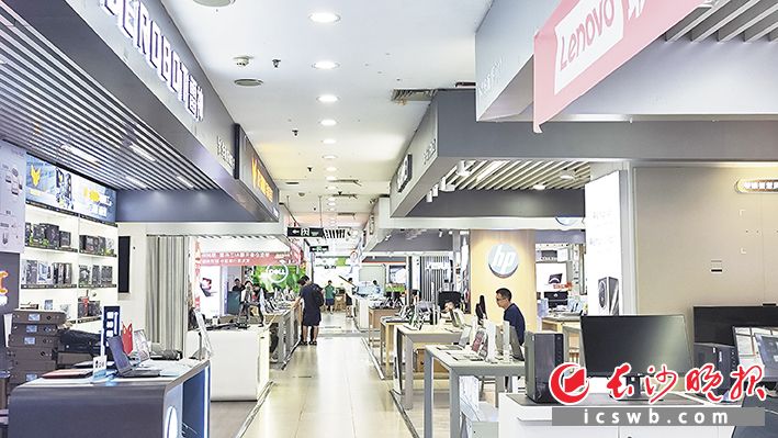 华海3C 广场笔记本电脑品牌销售柜台前，时不时有顾客前来咨询。 长沙晚报全媒体记者 孙占锋 摄