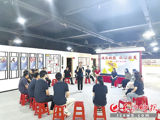 云冷产业园“司机之家”设立了流动党员服务站，开设“车轮上的微课堂”，利用司机装卸货的碎片时间开展政策宣讲。长沙晚报全媒体记者 陈飞 摄