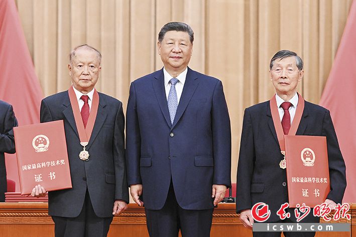 7月8日上午，国家科学技术奖励大会、中国科学院第二十二次院士大会和中国工程院第十八次院士大会、中国科学技术协会第十一次全国代表大会在北京人民大会堂隆重召开。中共中央总书记、国家主席、中央军委主席习近平向获得2025年度国家最高科学技术奖的中国科学院物理研究所陈立泉院士（右）和中国电子科技集团第十四研究所贲德院士（左）颁奖。     新华社记者 燕雁 摄