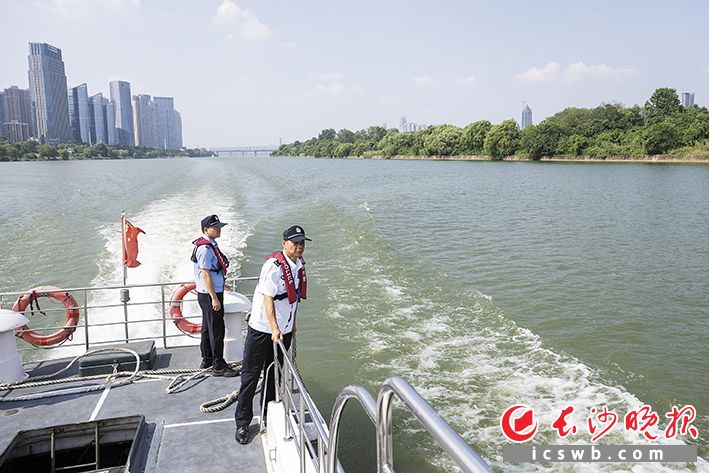 长沙市公安局治安管理支队公共秩序管理大队民警正在湘江巡航。图片均为长沙晚报全媒体记者 黄启晴 摄 长沙市公安局治安管理支队公共秩序管理大队民警正在湘江巡航。图片均为长沙晚报全媒体记者 黄启晴 摄