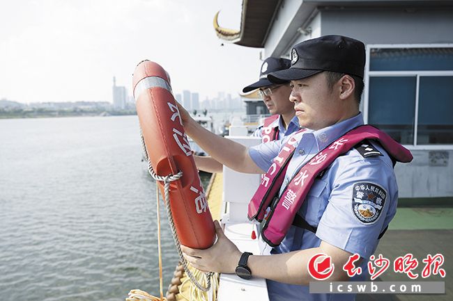 民警检查船上的救生设备。 民警检查船上的救生设备。