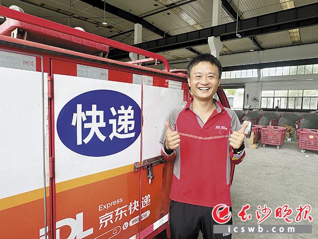 让文平在酷暑中保持平和的，是他常挂在嘴边的“知足常乐”。长沙晚报全媒体记者 李金 摄