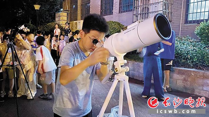 长沙市实验小学的同学们参加星空美育实践课堂，在校园里看星星。长沙晚报通讯员 陈露 供图