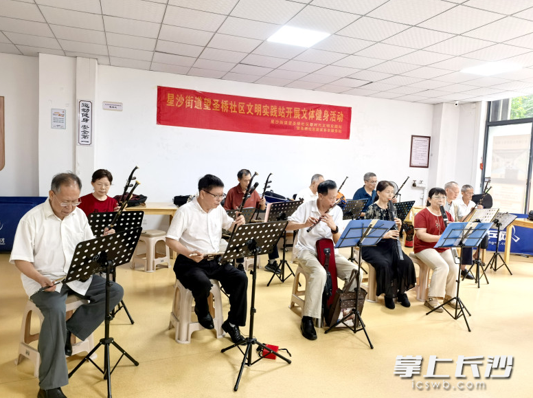 长沙县星沙街道望圣桥社区居家养老服务站内，多样化器乐培训班进一步丰富老年时光。杨源 摄