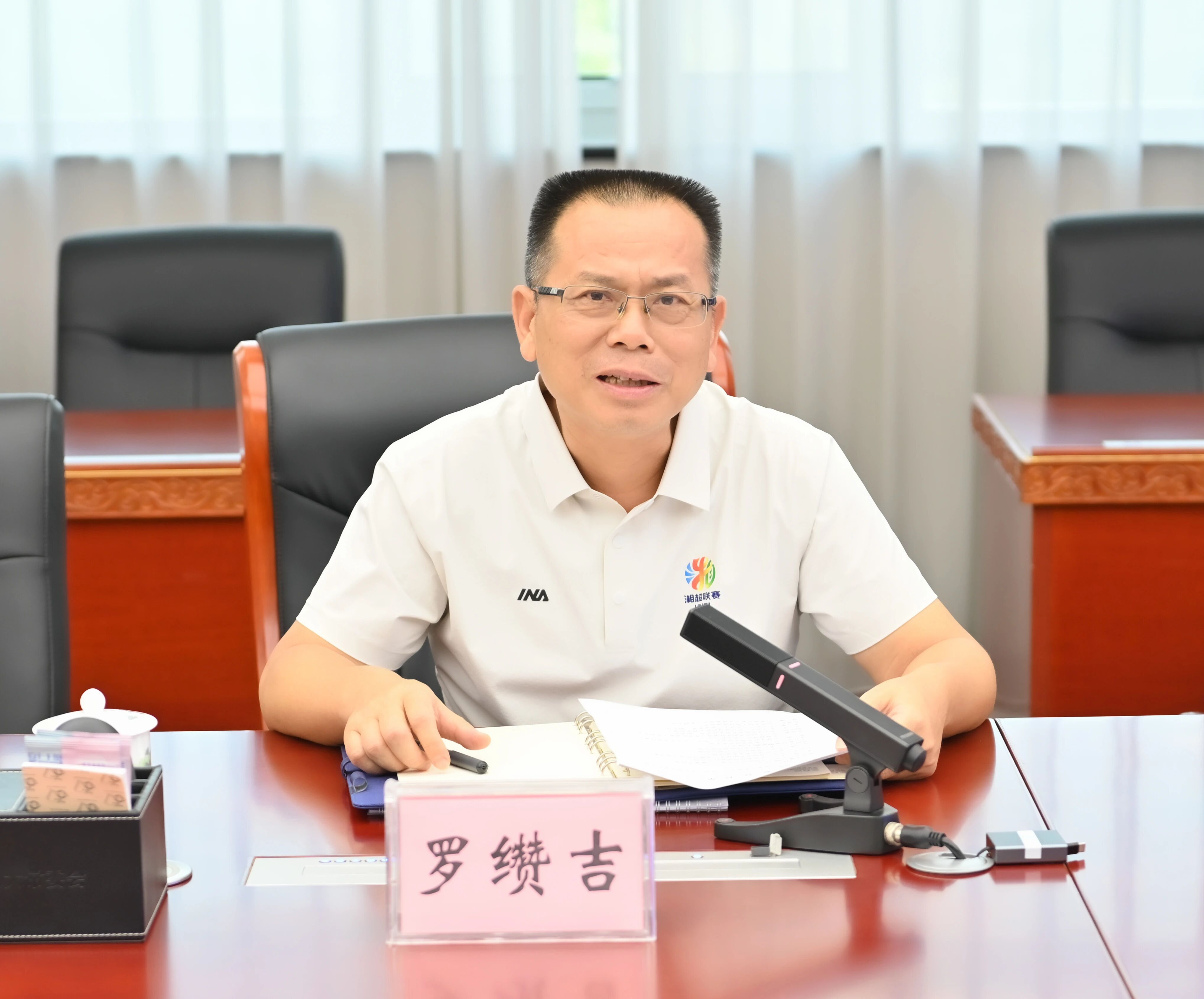 市人大常委会党组书记、主任罗缵吉讲话。