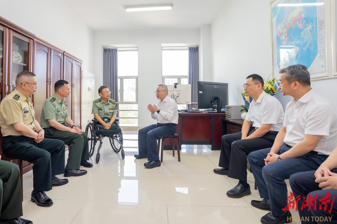 7月31日，沈晓明看望慰问“时代楷模”、国防科技大学计算机学院研究员王戟。