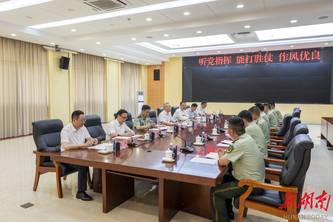 7月29日，沈晓明在武警驻湘某部走访慰问。