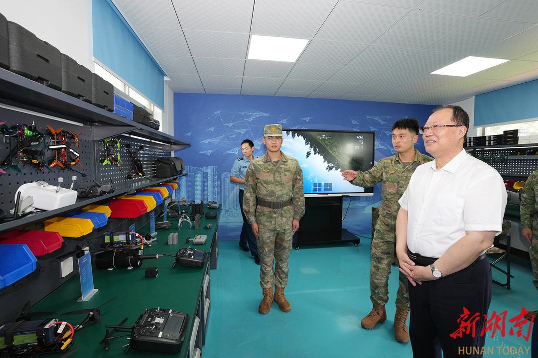 7月29日，毛伟明在空军驻湘某部参观慰问。