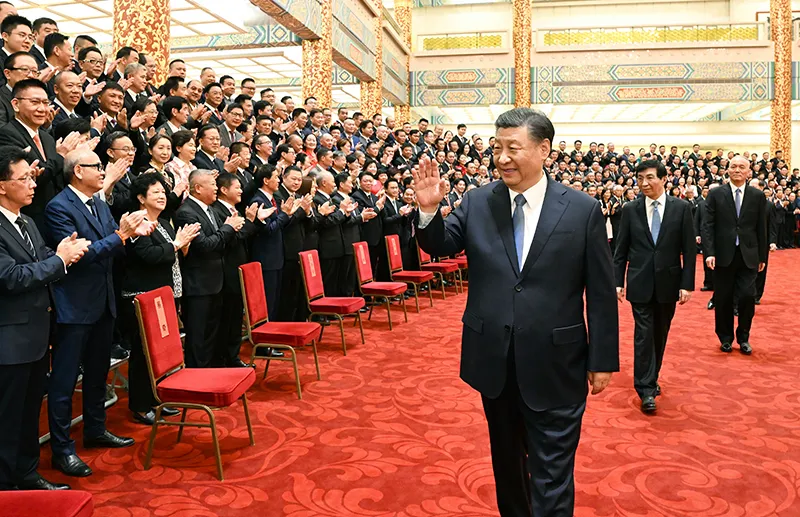 2023年5月8日，党和国家领导人习近平、王沪宁、蔡奇等在北京人民大会堂会见第十届世界华侨华人社团联谊大会代表。新华社记者 李学仁 摄