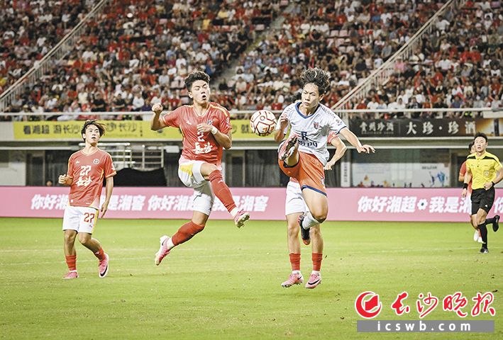 精彩、激烈的“湘超”比赛现场。长沙晚报全媒体记者 余劭劼 摄 精彩、激烈的“湘超”比赛现场。长沙晚报全媒体记者 余劭劼 摄